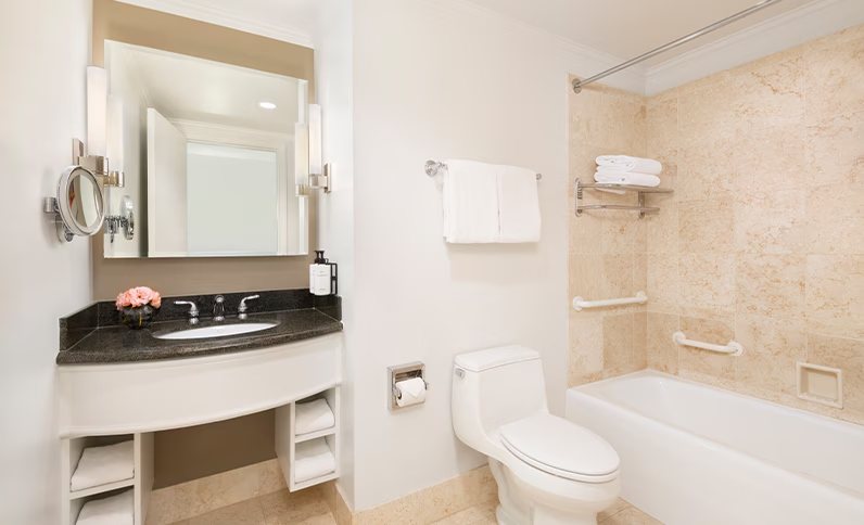 Intercontinental Suites Hotel Cleveland By IHG Cleveland Ohio — Bathroom