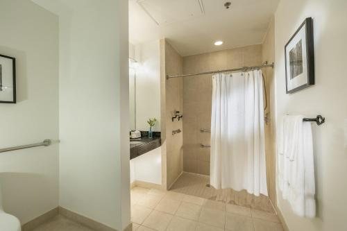International House Hotel — Bathroom
