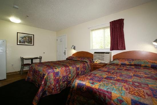 InTown Suites Charleston Southwest — Guest room