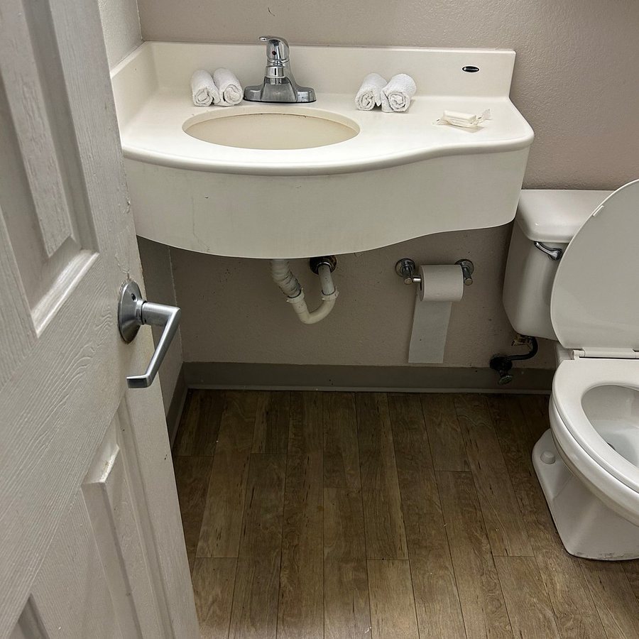 InTown Suites Extended Stay Atlanta GA Central — Bathroom