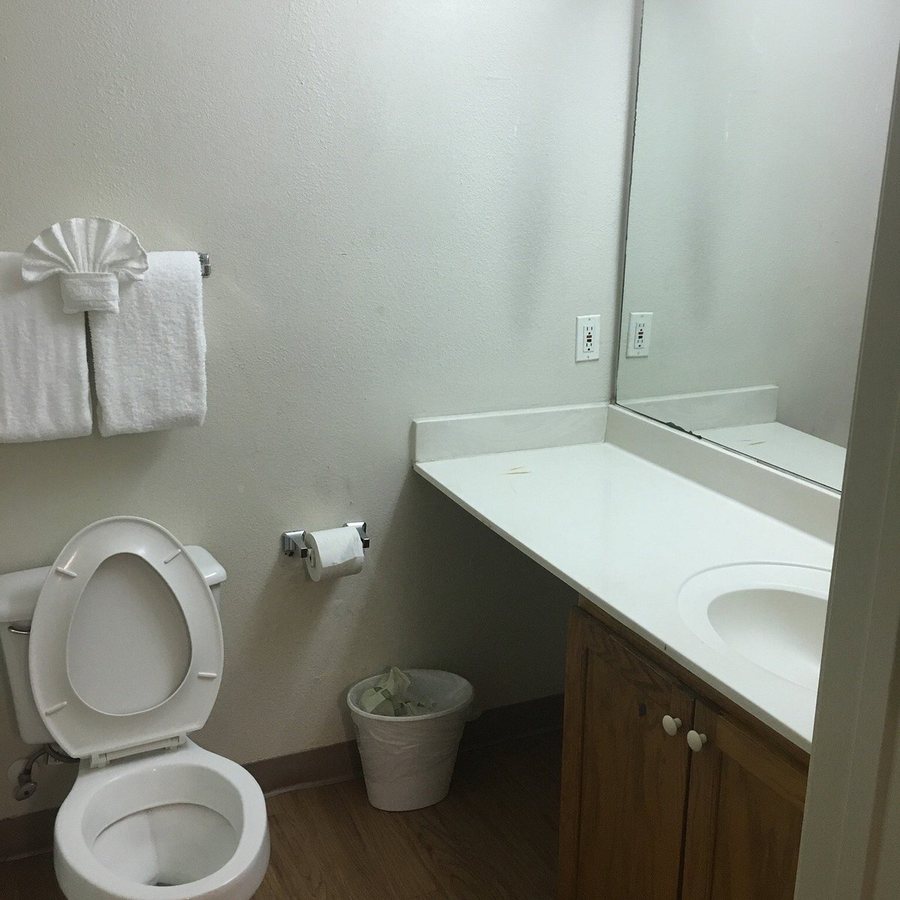 Intown Suites Extended Stay Mobile South Beltine — Bathroom