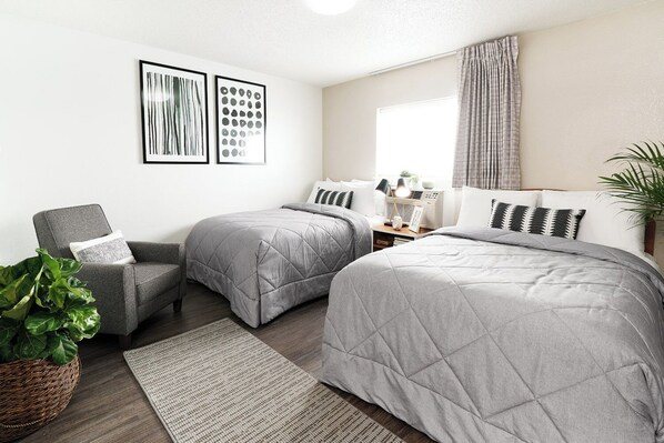 Intown Suites Extended Stay Mobile South Beltine — Guest room