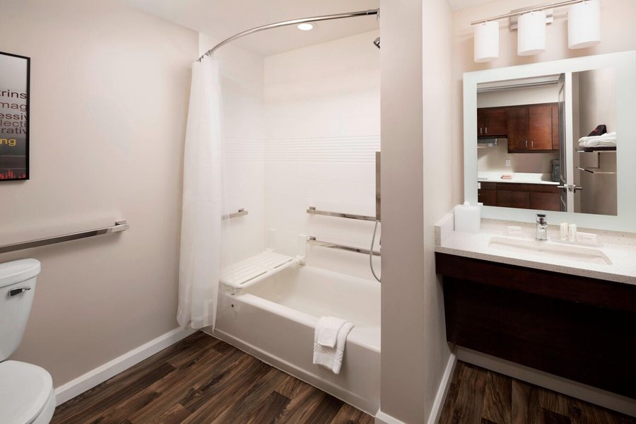 InTown Suites Louisville Northeast — Bathroom