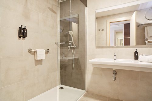Invisa Hotel Club Cala Blanca — Bathroom