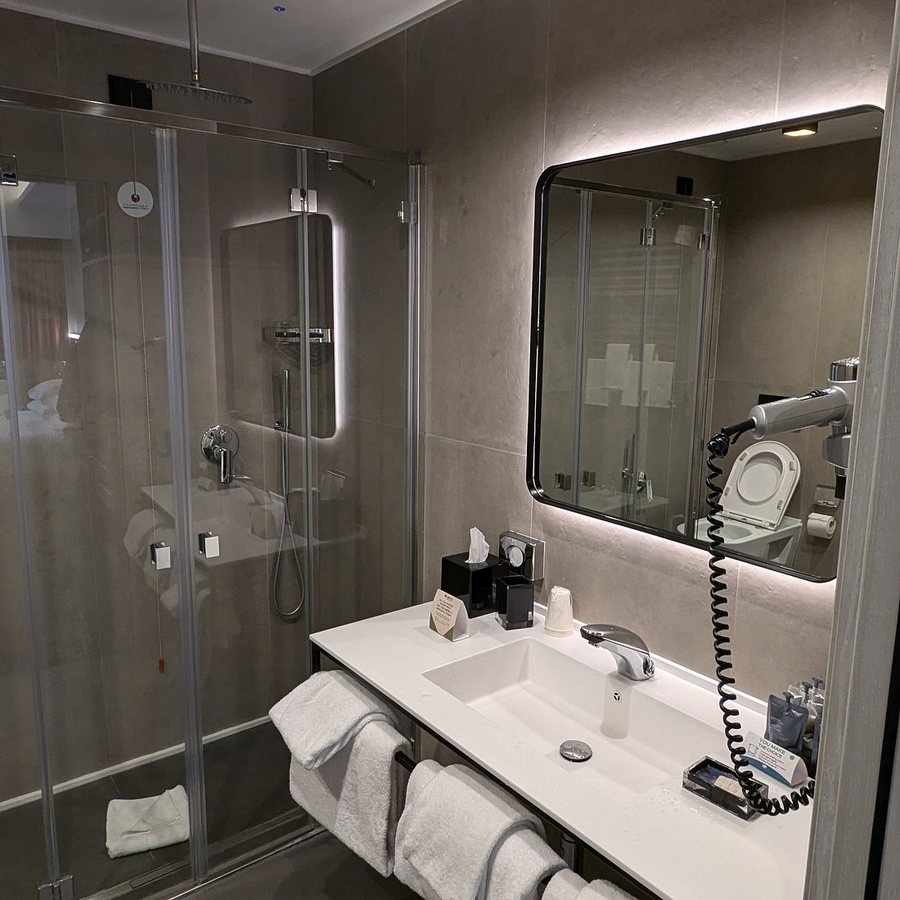 IQ Hotel Firenze — Bathroom