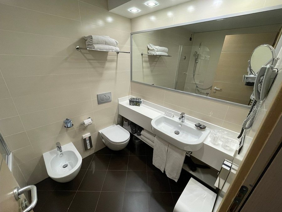 IQ Hotel Roma Rome Lazio — Bathroom
