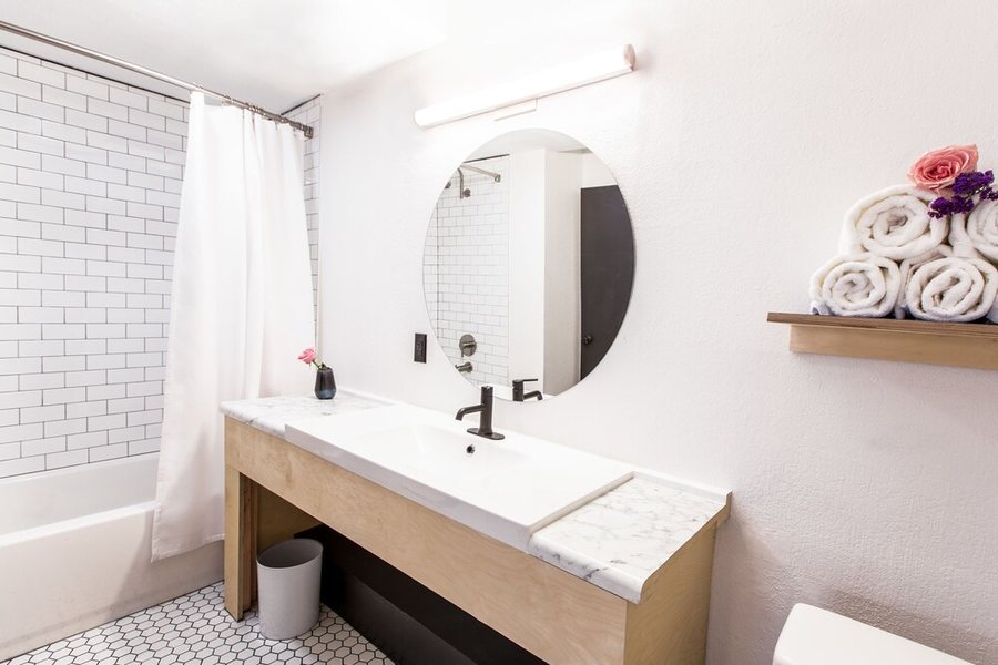 Iris Garden Cottages Suites — Bathroom
