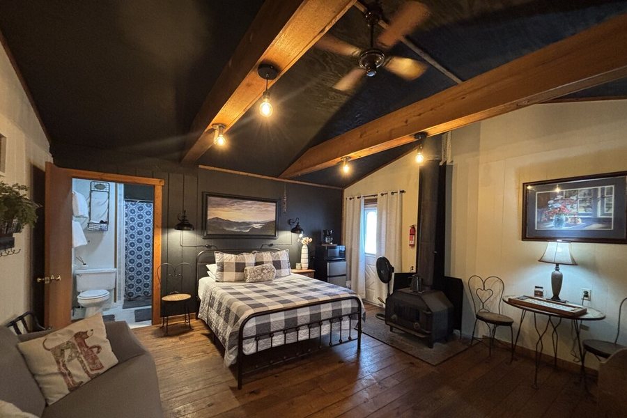 Iris Garden Cottages Suites — Guest room