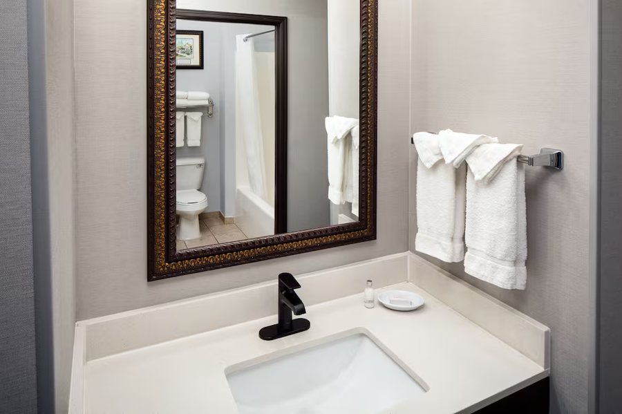 Irish Cottage Inn Suites Galena Illinois — Bathroom