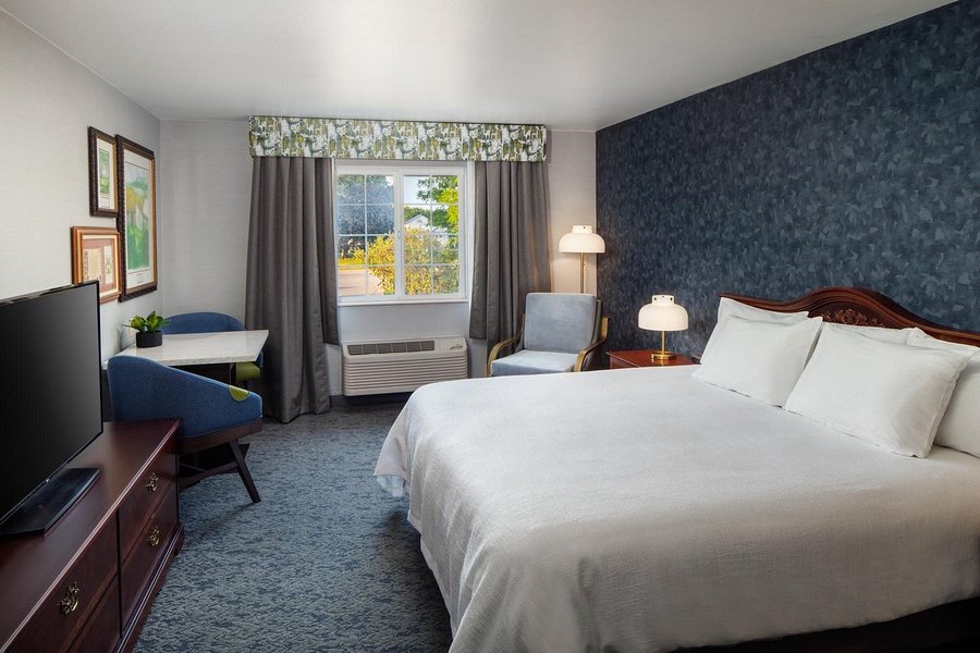 Irish Cottage Inn Suites Galena Illinois — Guest room