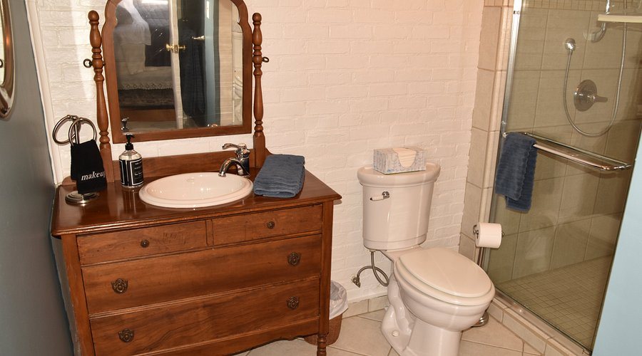 Iron Gate Inn — Bathroom