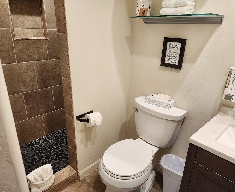 Iron Horse Inn Bed and Breakfast — Bathroom