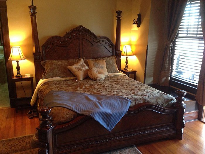 Iron Horse Inn Bed and Breakfast — Guest room