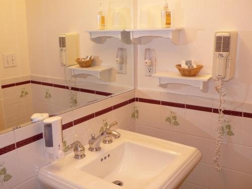 Irving House At Harvard — Bathroom