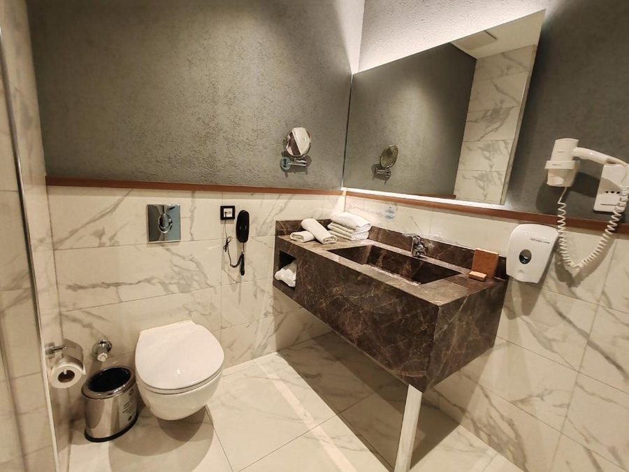 ISG Sabiha Gokcen Airport Hotel Istanbul — Bathroom