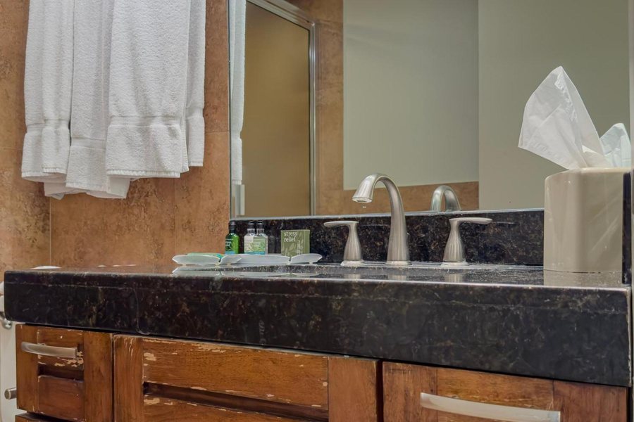 Isla Grand Beach Resort — Bathroom
