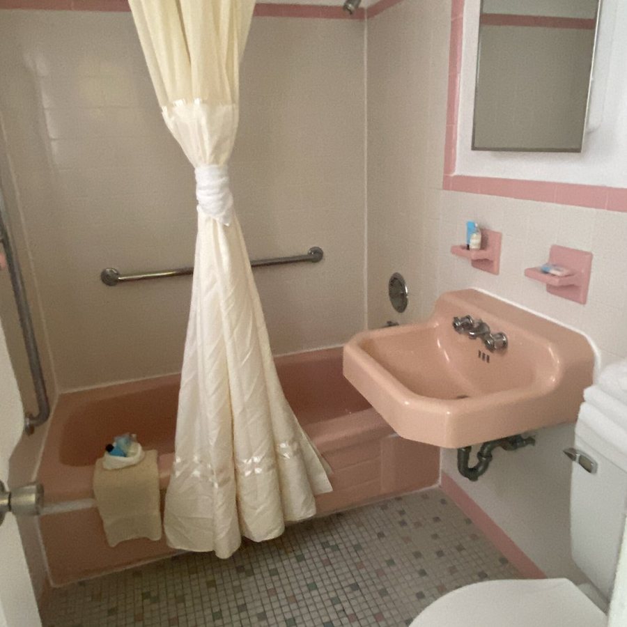 Island Breeze Motel — Bathroom