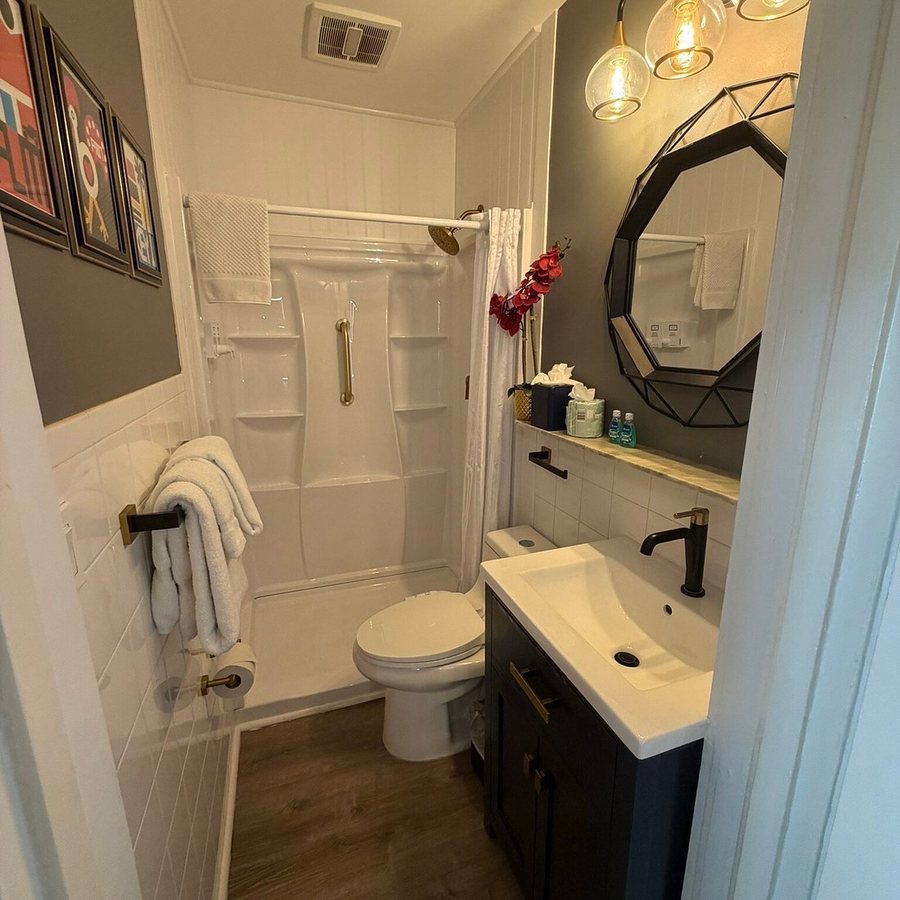 Island City House Hotel — Bathroom