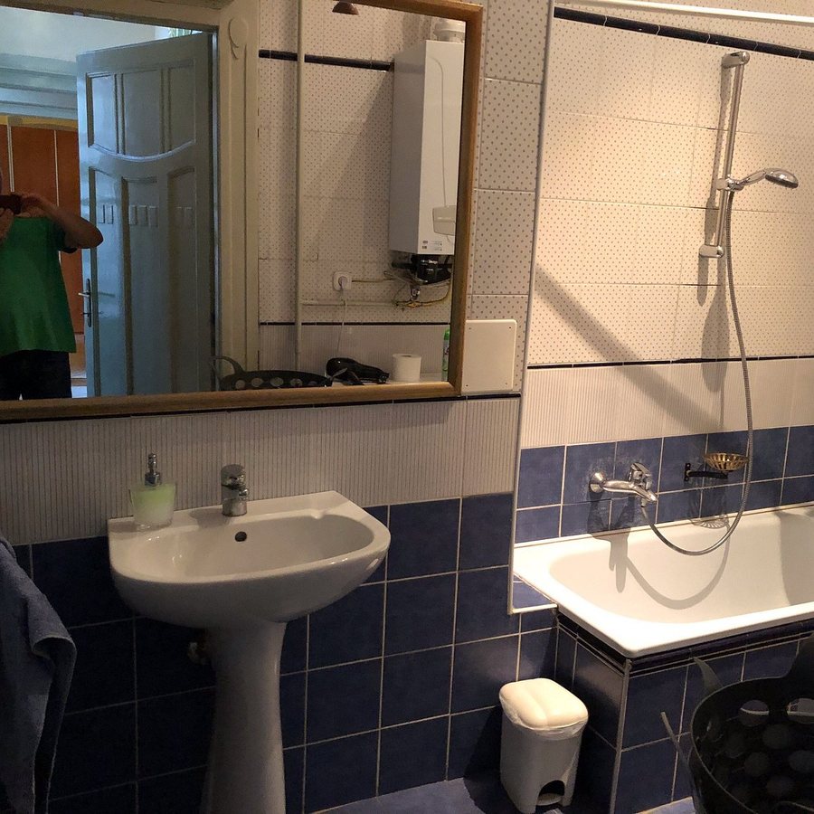 Island Hostel Budapest — Bathroom