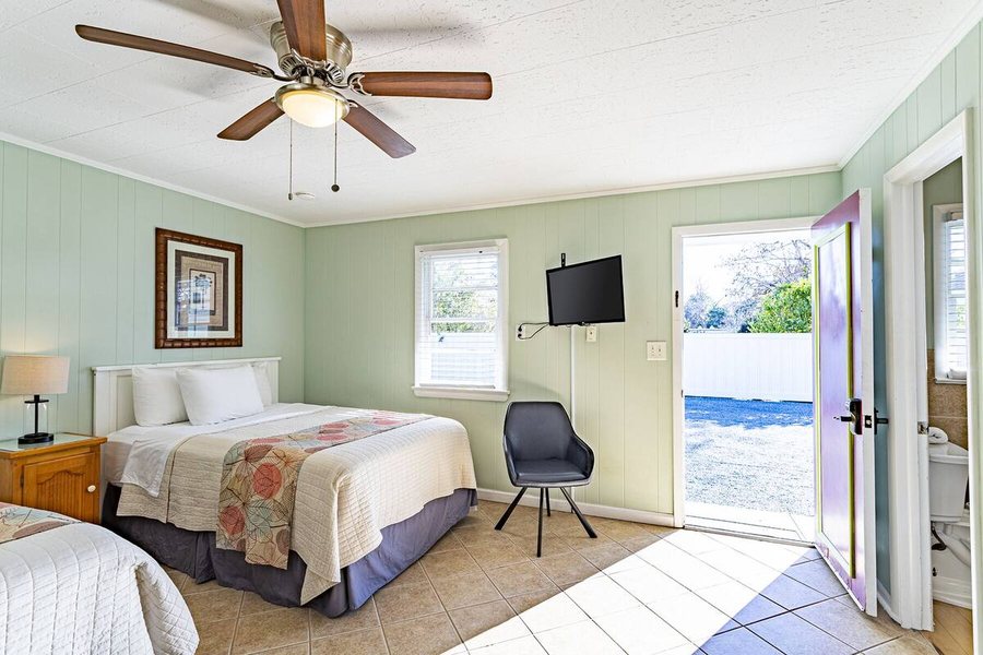 Island House Apartment Motel — Guest room