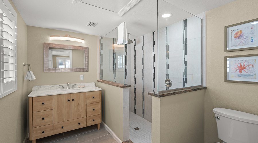 Island House Beach Resort — Bathroom