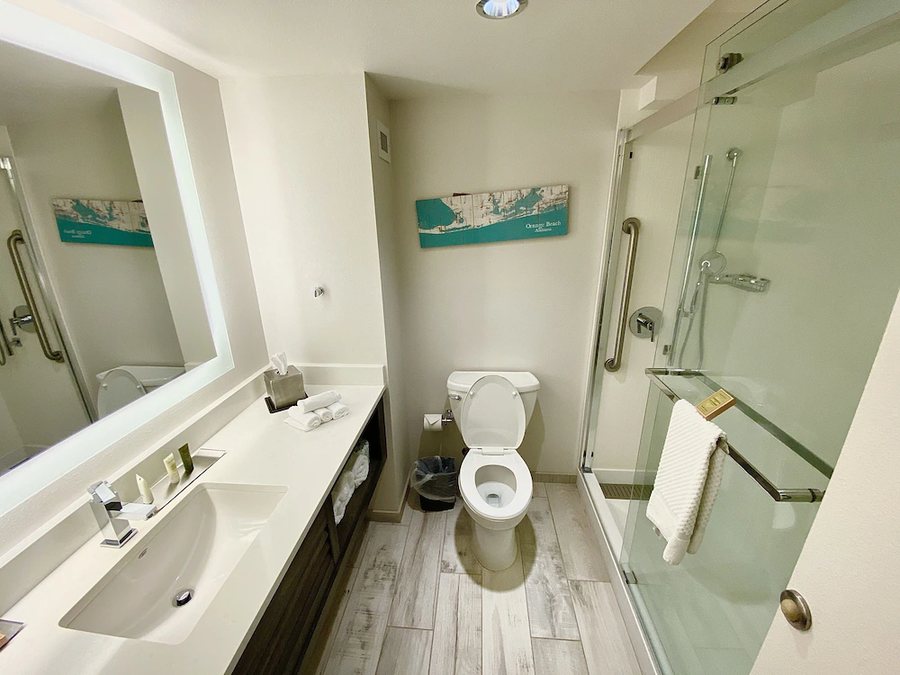Island House Hotel Orange Beach a DoubleTree by Hilton — Bathroom