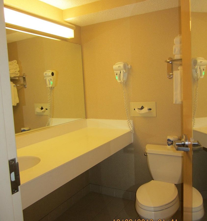 Island Inn of Atlantic Beach — Bathroom