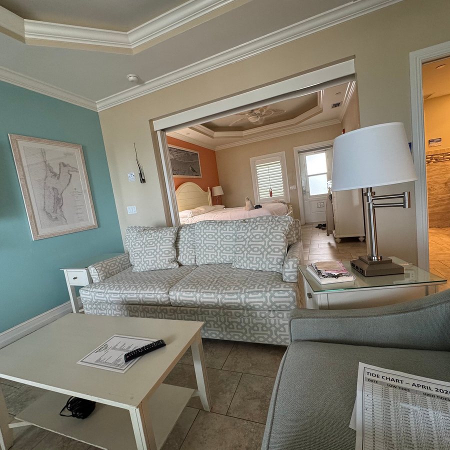 Island Inn — Guest room