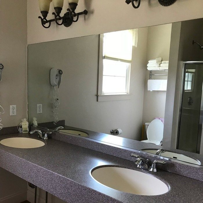 Island Manor Resort — Bathroom