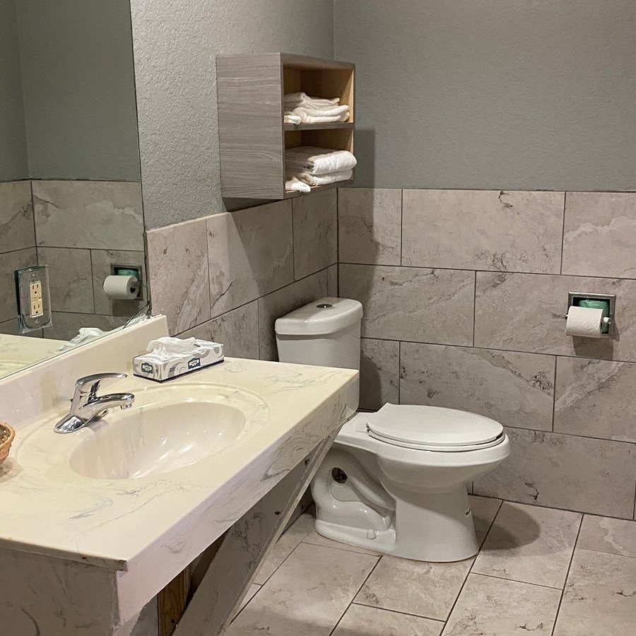 Island Suites Hobby Airport — Bathroom