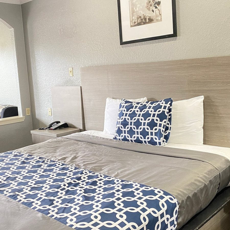 Island Suites Hobby Airport — Guest room