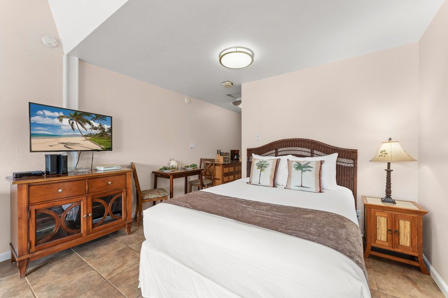 Island Surf Condominiums — Guest room