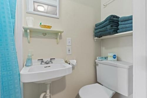 Island View Motel — Bathroom