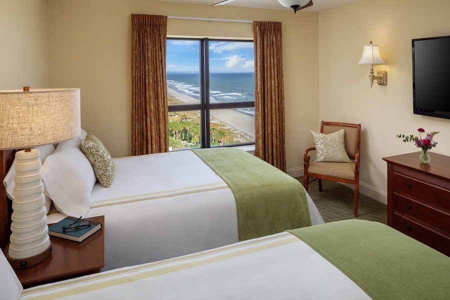 Island Vista Oceanfront Resort — Guest room