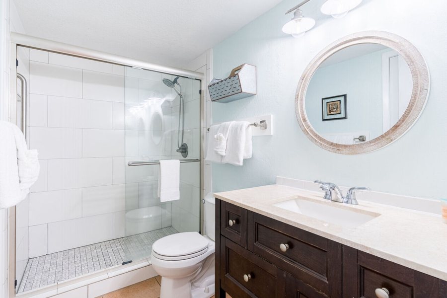 Island Winds East by Brett Robinson Vacations — Bathroom