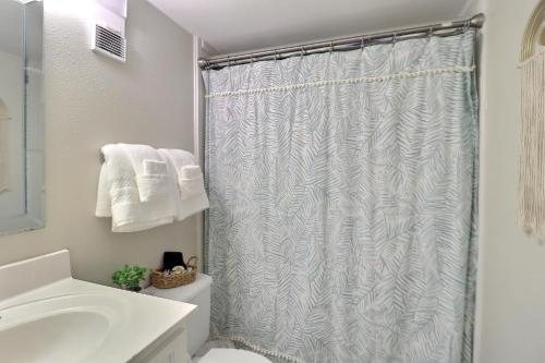 Island Winds West — Bathroom