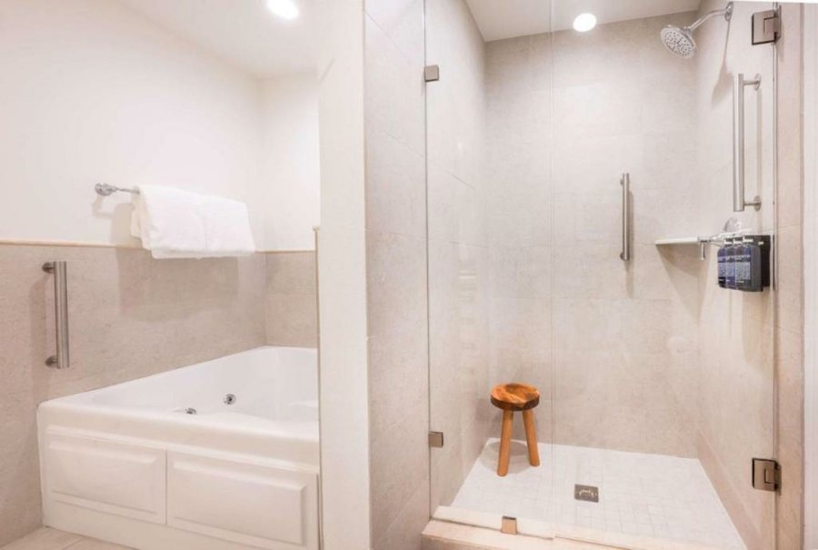 Islander Resort — Bathroom
