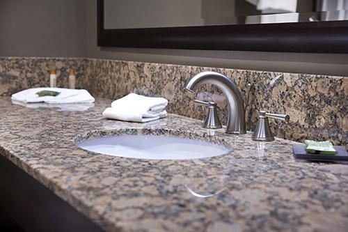 Isle of Capri Casino Hotel Boonville Boonville Missouri — Bathroom