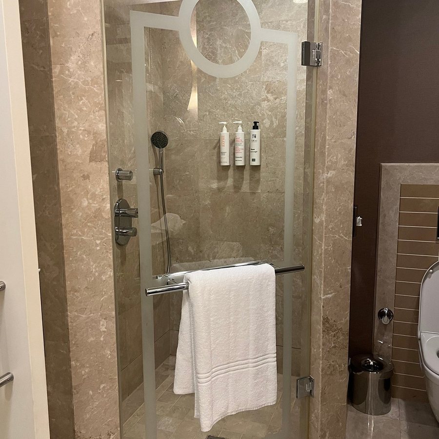Istanbul Marriott Hotel Pendik Istanbul — Bathroom