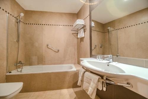 Itc Mora By Soho Boutique — Bathroom