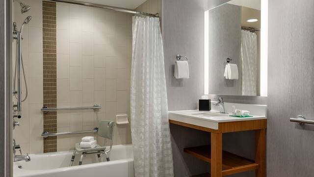 IU Biddle Hotel — Bathroom