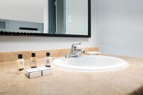 Ivy City Hotel — Bathroom