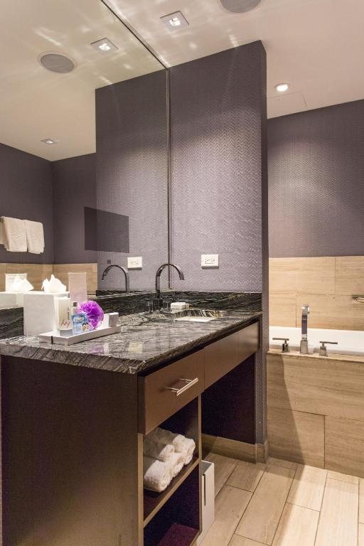 Ivy Hotel — Bathroom