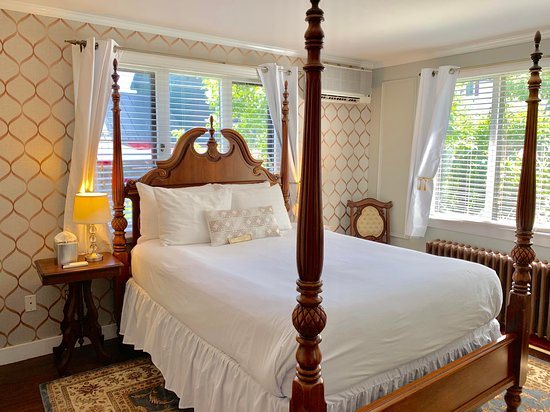 Ivy Manor Inn Village Center — Guest room