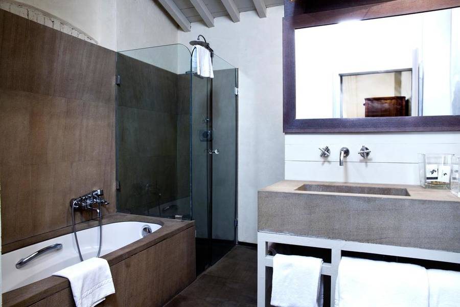 J J Historic House Hotel — Bathroom