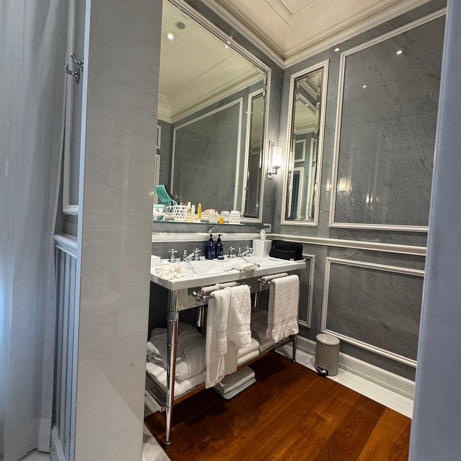 J K Place Roma — Bathroom