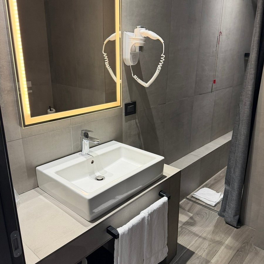 J24 Hotel Milano — Bathroom