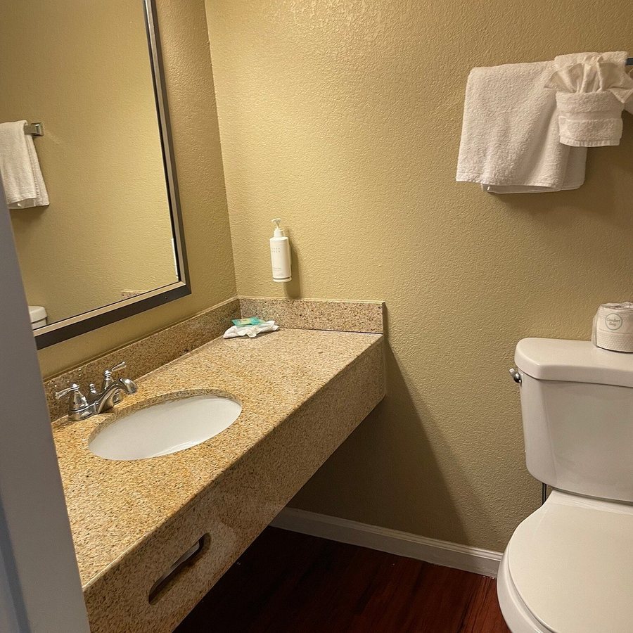 Jack London Inn — Bathroom