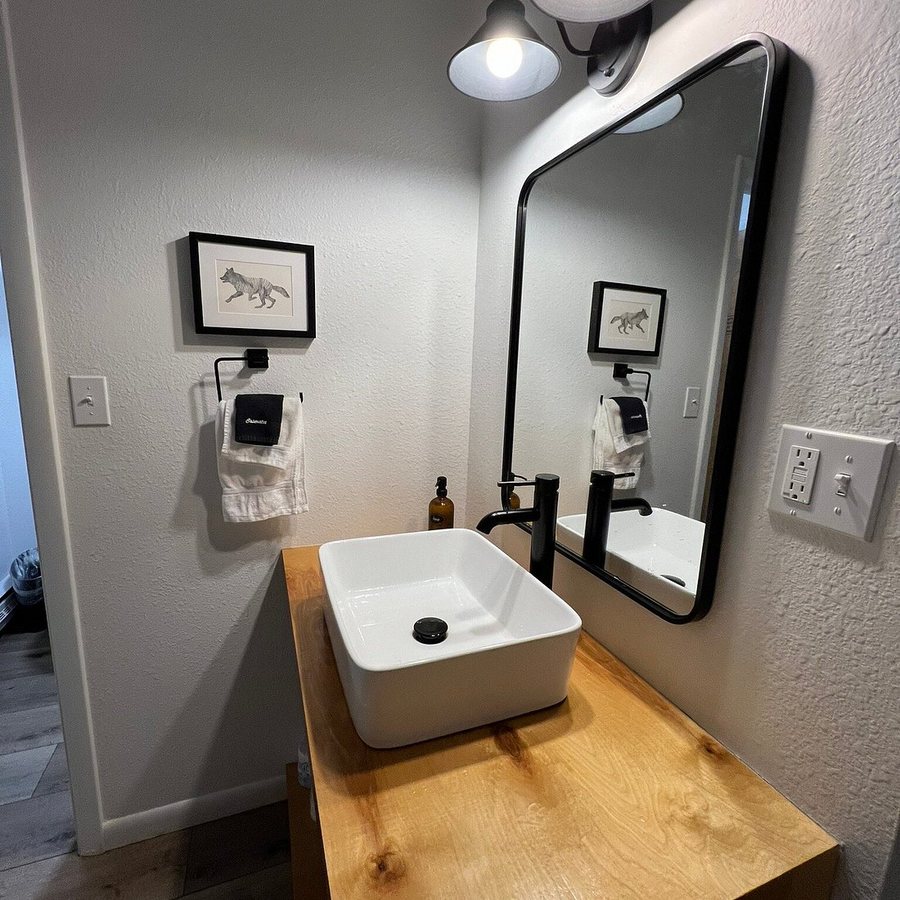 Jackalope Motor Lodge — Bathroom