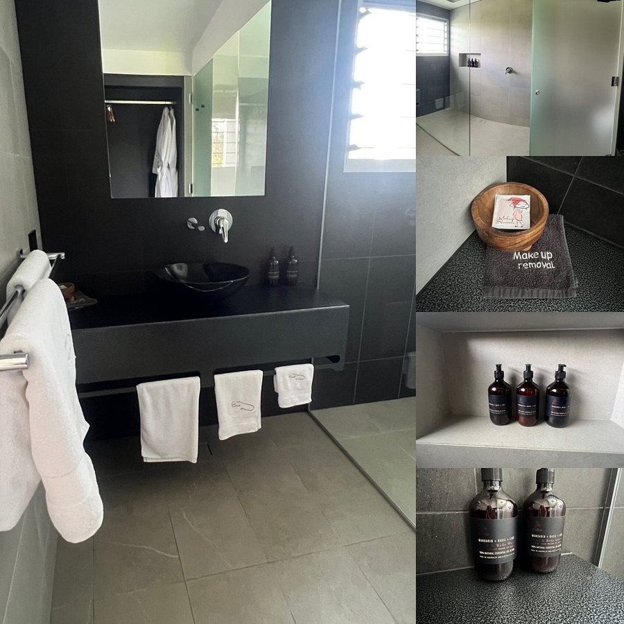 Jackaroo Hostel — Bathroom